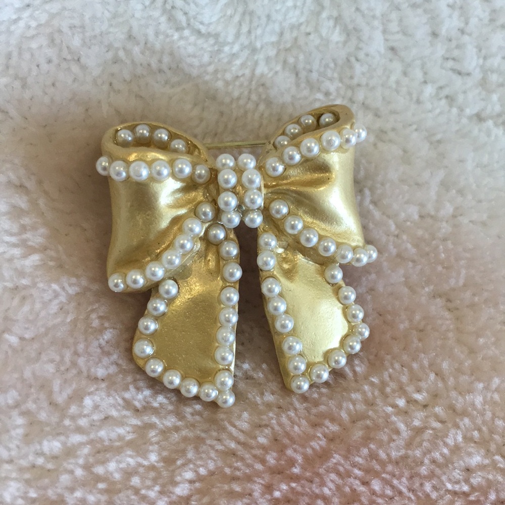 Buffed Gold and Faux Pearl Bow Fashion Pin Brooch designer Accessory NWT 1x1.25” - Picture 2 of 12